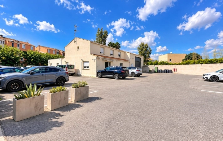 Local commercial   POUSSAN  400 m2 940 000 € 